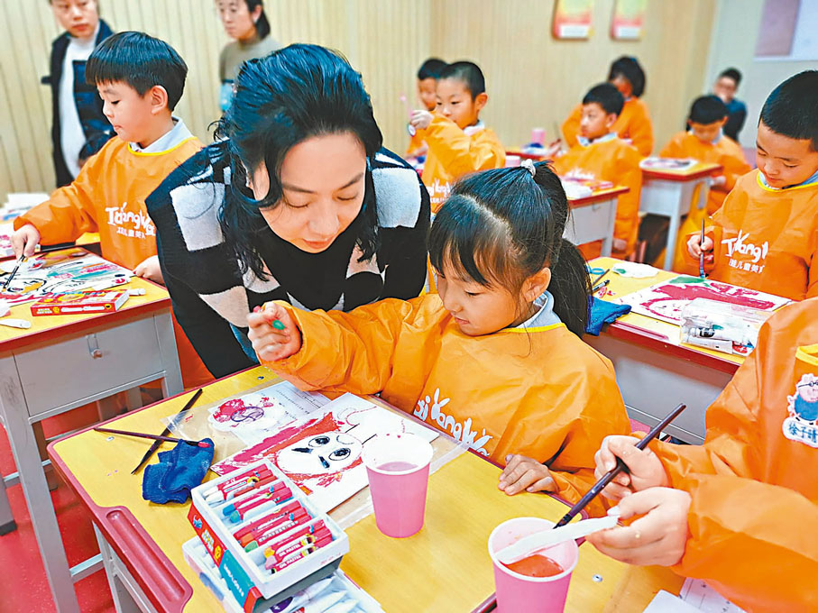 ◆圖畫書畫家黃麗正在教小朋友畫畫。 香港文匯報河南傳真