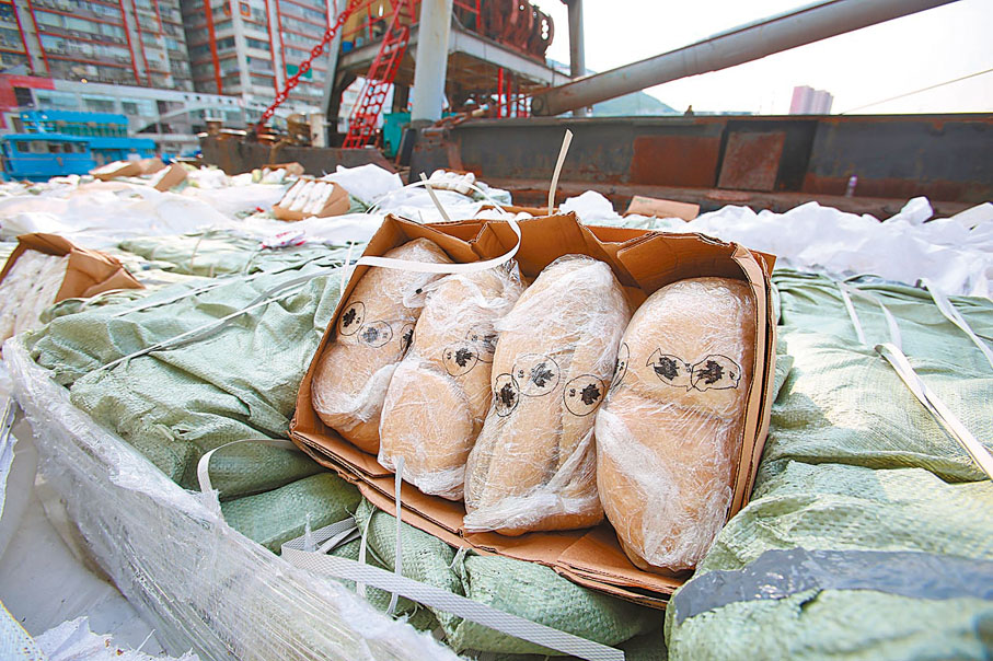 ◆海關在柴灣起卸區檢獲40噸懷疑走私凍肉。