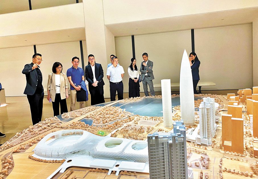 ◆甯漢豪一行參觀深圳南山區片區發展的模型，並聽取開發商代表的介紹。