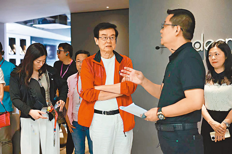 ◆黃百鳴深入企業采風 ，了解企業發展史和核心競爭力。