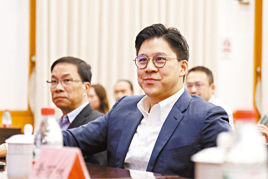 ◆霍啟剛聆聽廣東省電影局粵港電影合作政策宣講。