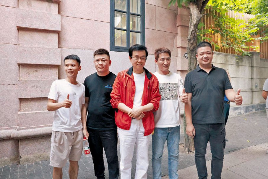 ◆ 黃百鳴在佛山偶遇戲迷粉絲。