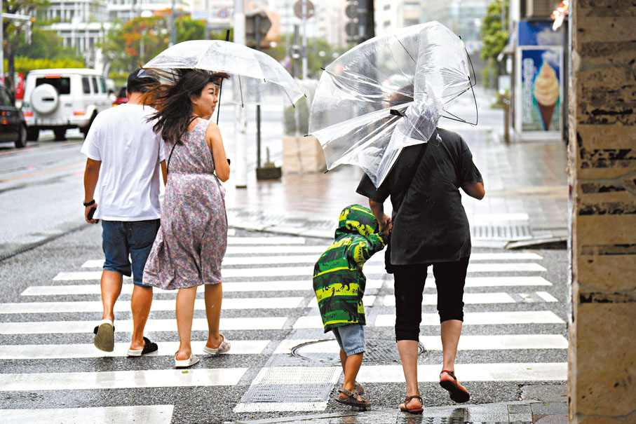 ◆沖繩巿面橫風橫雨。 美聯社