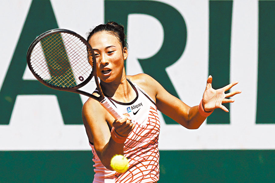 ◆ 中國球手鄭欽文不敵普丁塞娃，無緣女單32強。 法新社