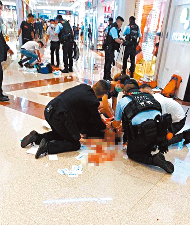◆案發後,有熱心市民為兩名女事主進行急救。