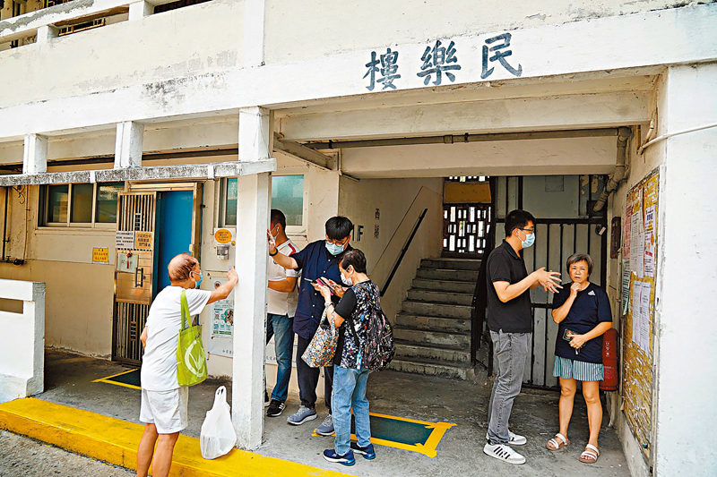 ◆住戶在確認資格審核結果及回遷安排，在場有社工向其解釋。