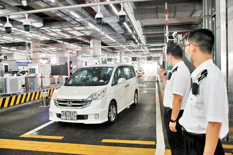 ◆珠海多部門多措施迎接「港車」，圖為車輛經港珠澳大橋珠海口岸通關。 香港文匯報珠海傳真