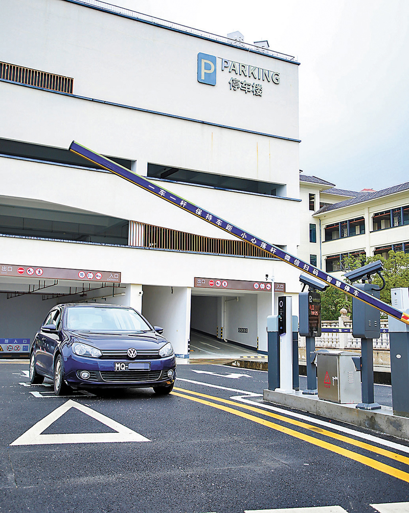 ◆橫琴首個可自動識別香港、澳門及內地三地車牌的停車場近期已投入使用。 香港文匯報珠海傳真
