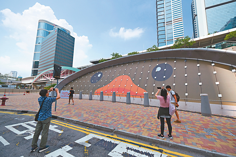 ◆ 港鐵金鐘站E出口6米高乘24.5米闊半圓玻璃天窗化身為鴨子臉。 香港文匯報記者涂穴  攝