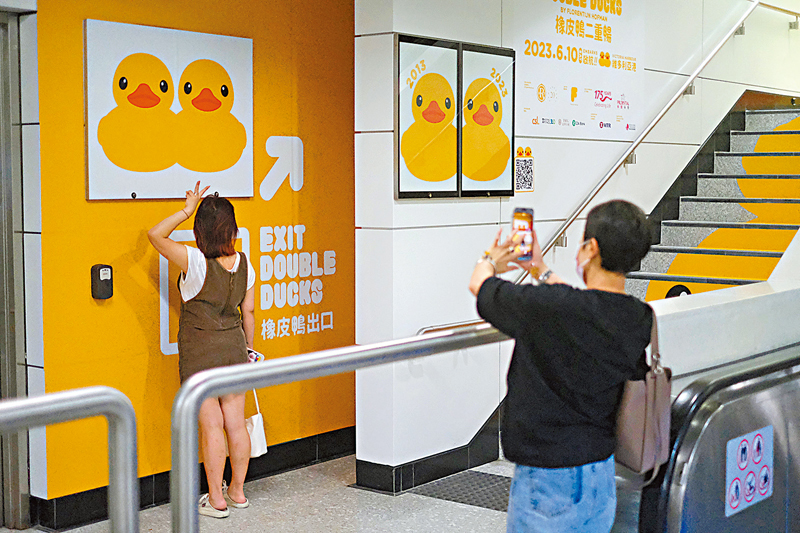 ◆ 市民「打卡」留影。香港文匯報記者涂穴  攝