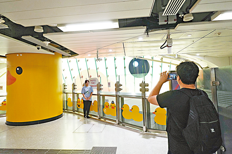 ◆ 月台、樓梯、扶手電梯、牆壁等位置滿布小鴨蹤影。香港文匯報記者涂穴  攝