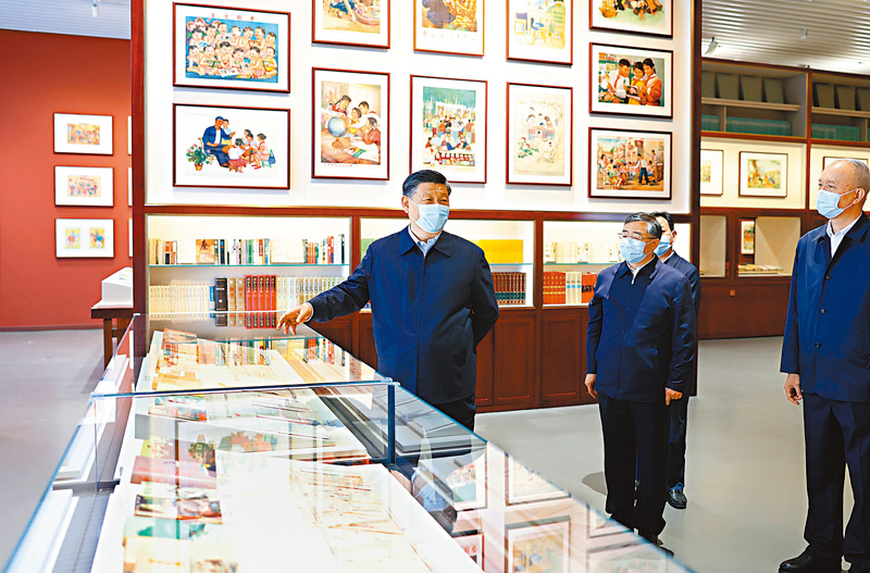 ◆  6月2日，中共中央總書記、國家主席、中央軍委主席習近平在北京出席文化傳承發展座談會並發表重要講話。這是座談會前，習近平1日下午在中國國家版本館考察。 新華社