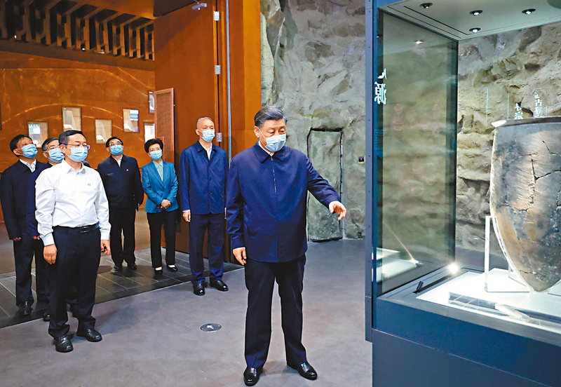 ◆  6月2日，中共中央總書記、國家主席、中央軍委主席習近平在北京出席文化傳承發展座談會並發表重要講話。這是座談會前，習近平2日下午在中國歷史研究院考察。 新華社