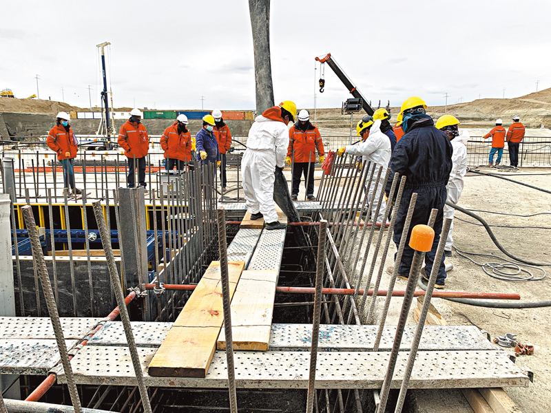 ◆2日，中國與阿根廷簽署共建「一帶一路」合作規劃。圖為早前，在阿根廷聖克魯斯省，工人在孔拉水電站廠房進行混凝土澆築。資料圖片
