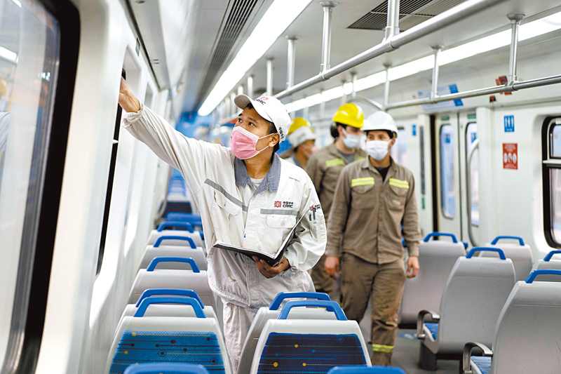 ◆早前，在阿根廷布宜諾斯艾利斯省拉瓦約，中國和阿根廷技術人員對列車進行日常檢查。資料圖片