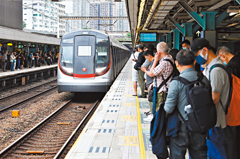 ◆港鐵表示,將於本月25日起加價2.3%,月票及都會票價格將於7月起上調。此外,8月19日將再推半價乘車日。 中通社