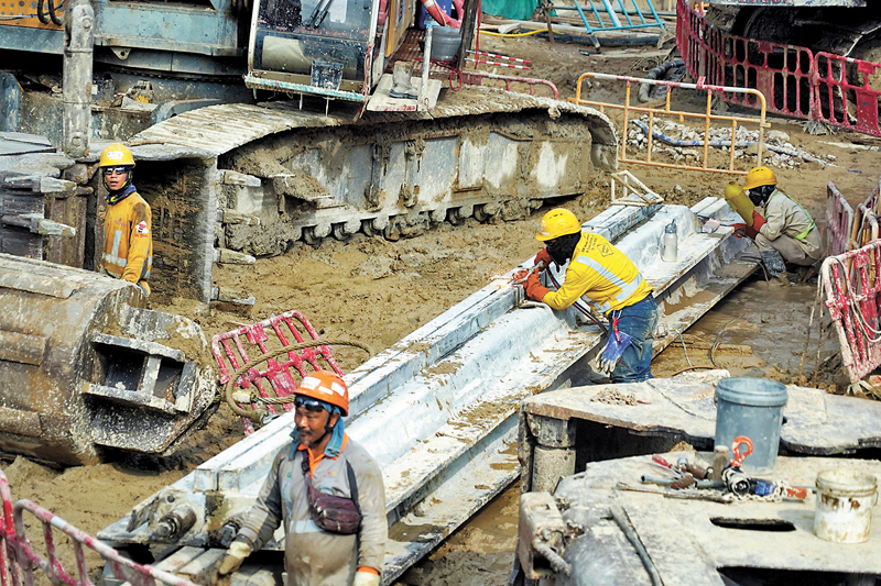◆勞工處昨日一天內三度發出黃色工作暑熱警告。圖為地盤工人在炎熱天氣下工作。 資料圖片