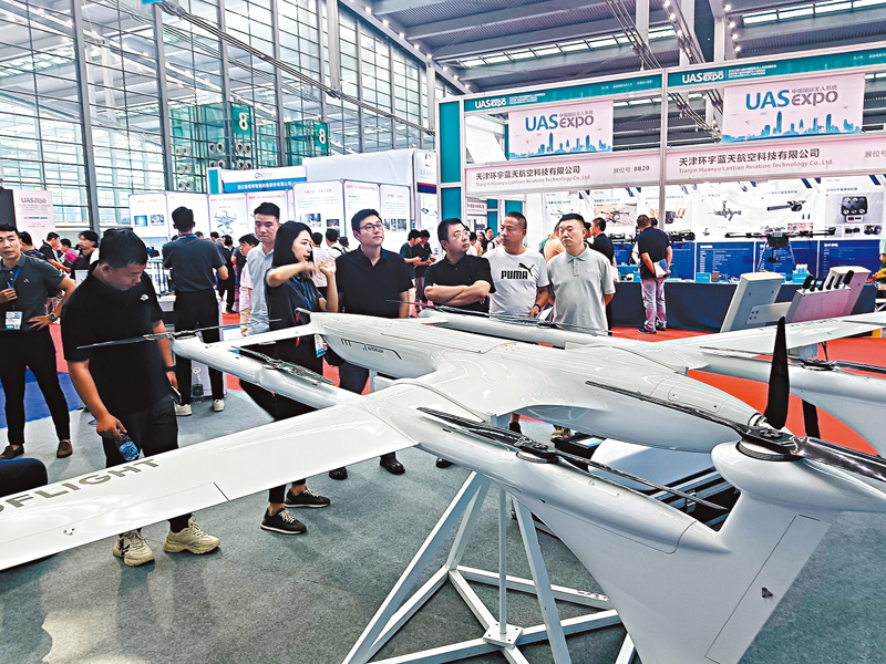 ◆峰飛航空表示，該公司研發的無人機航程達到500公里，最大載重量達20公斤，目前已應用於大灣區緊急物資等運送。 記者李昌鴻  攝