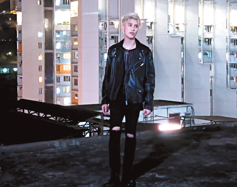 ◆鄧禮迪在大廈天台為新歌《同類》拍攝MV。