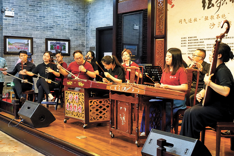 ◆香港和廣東樂手同台合奏廣東樂曲《娛樂昇平》。 香港文匯報記者盧靜怡  攝