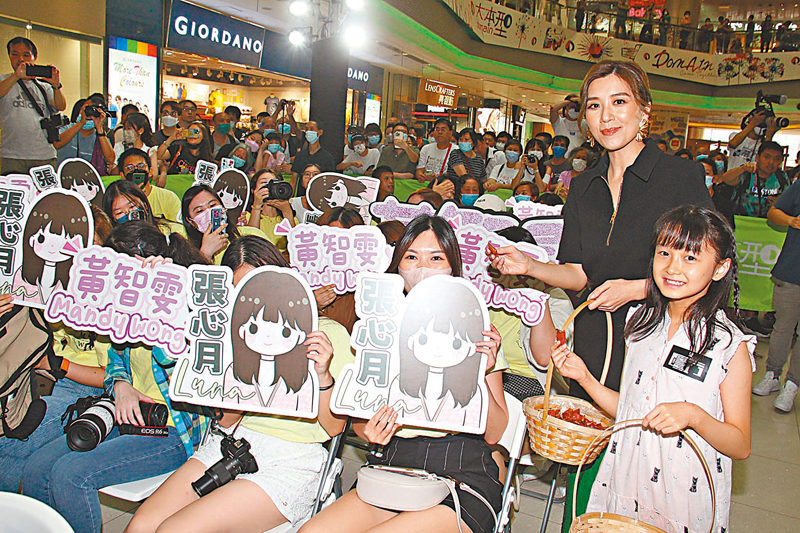 ◆ 黃智雯向到場的支持者派發紀念品。