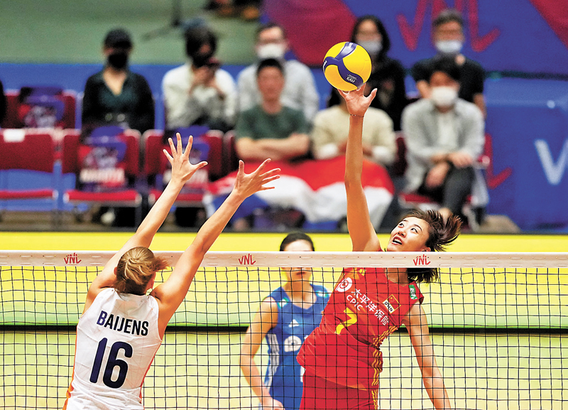 ◆王媛媛（右）在比賽中扣球。 新華社