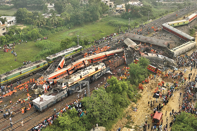 ◆ 火車相撞後10多節車廂散落路軌，大批救援人員通宵搜救。 美聯社