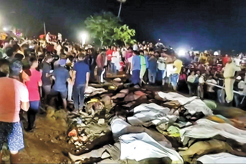 ◆ 不少乘客被救出時已經死亡，遺體被白布蓋着放於路邊。 法新社