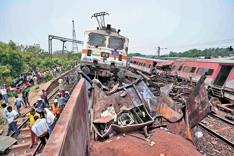 ◆ 火車車廂被撞至嚴重變形。 美聯社