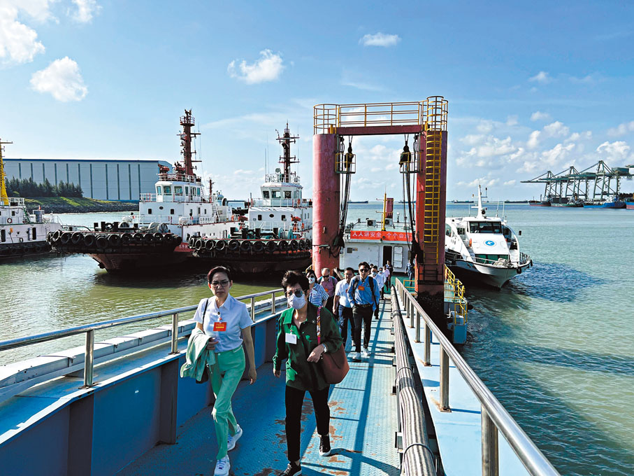 ◆代表乘船參觀「一灣兩岸」。