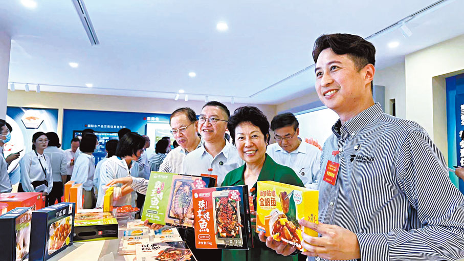 ◆代表手持湛江特產合影。