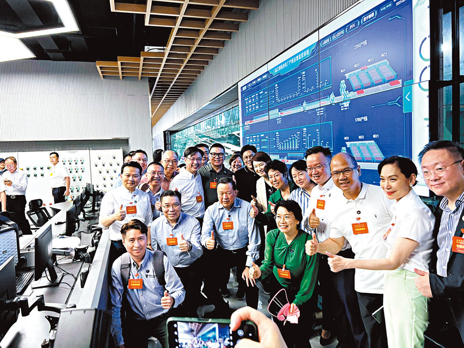 ◆代表在寶鋼湛江鋼鐵公司合影。