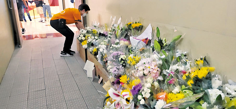 ◆市民昨日續到荷里活廣場兇案現場獻花悼念兩名女死者。香港文匯報記者鄧偉明 攝