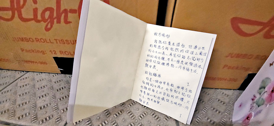◆市民留下心意卡，希望兩名女死者安息。香港文匯報記者鄧偉明 攝