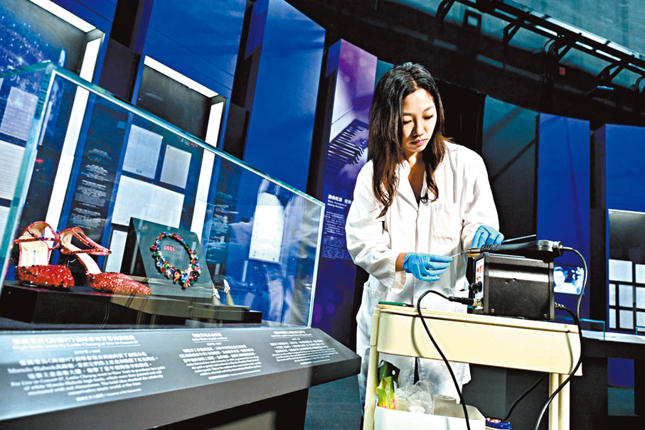 ◆李翠瑩為已故歌手張國榮的高跟鞋製作支架，以呈現當時穿着的效果。