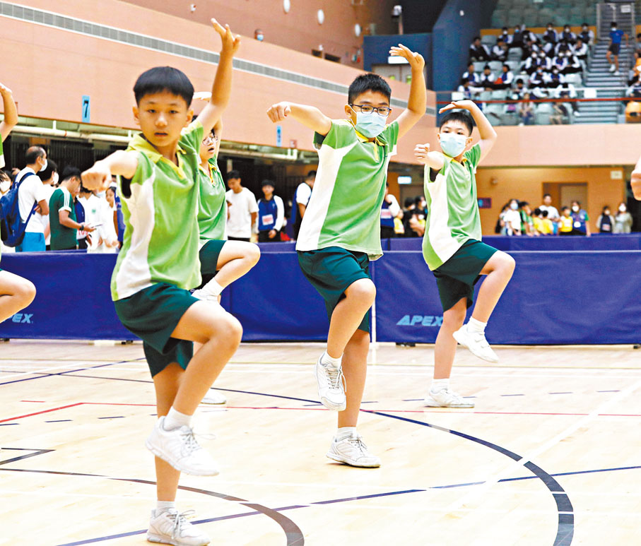 ◆同學們展示訓練多時的成果，切磋武藝操，功架十足。 