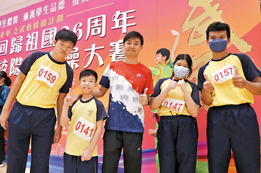 ◆許詠詩（右二）認為，學習武藝操有助提升氣質和體魄，加深對中華文化的認識。