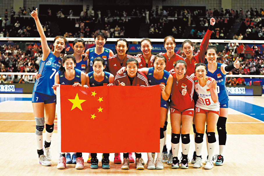 ◆ 中國隊球員在賽後合影。新華社