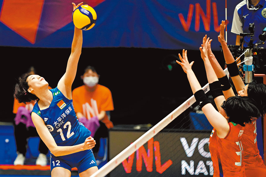 ◆ 李盈瑩（左）在比賽中扣球。 新華社