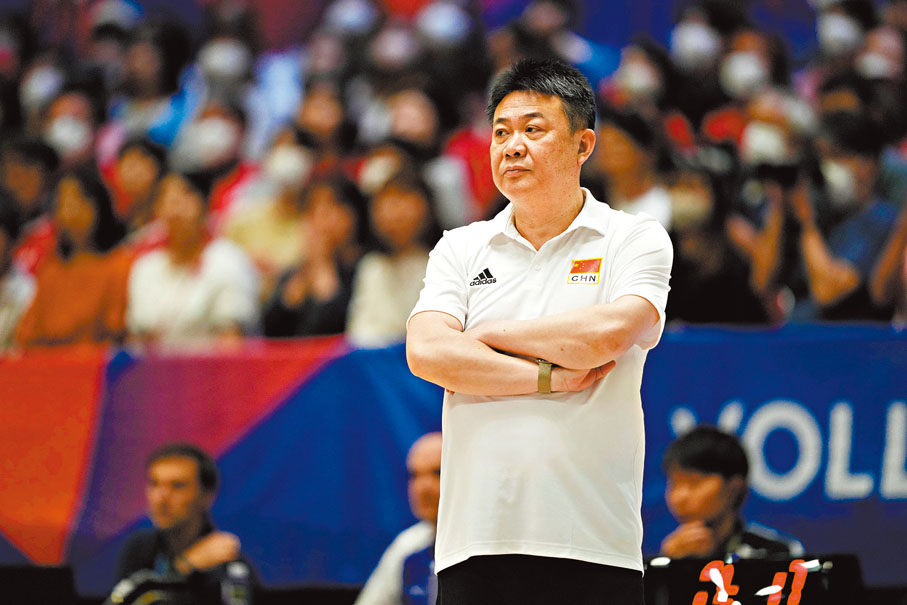 ◆中國隊主教練蔡斌在場邊觀賽。 新華社