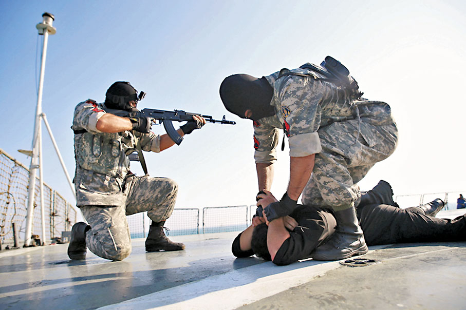 ◆美國領導的「聯合海上部隊」被指是為打擊伊朗。圖為伊朗海軍參與演習。資料圖片