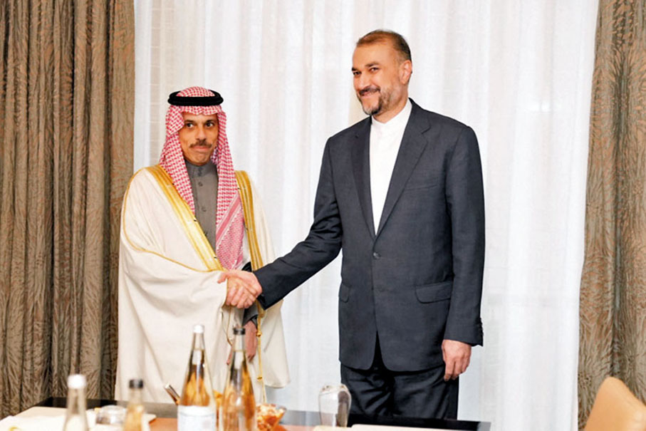 ◆伊朗外長阿卜杜拉希揚（右）與沙特外交大臣費薩爾上周五在南非會晤。路透社