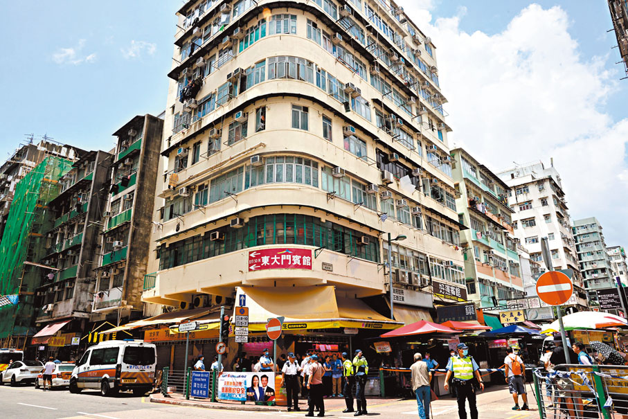 ◆29歲印度裔母親疑不堪婚變及獨力照護3名年幼女兒壓力，在劏房寓所用枕頭焗死3名年僅2歲至5歲女兒。 香港文匯報記者劉友光  攝