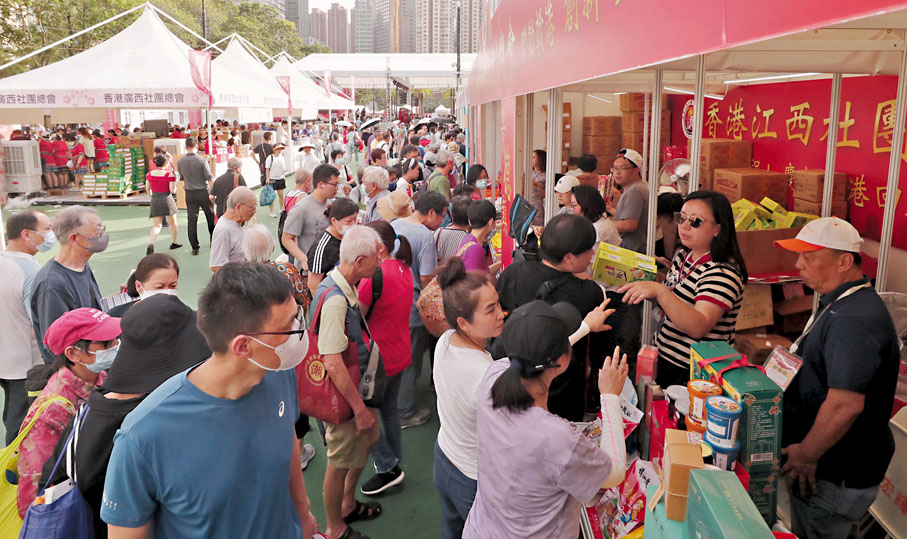 ◆眾多攤位前人頭湧湧，市民把握機會購物。香港文匯報記者郭木又  攝