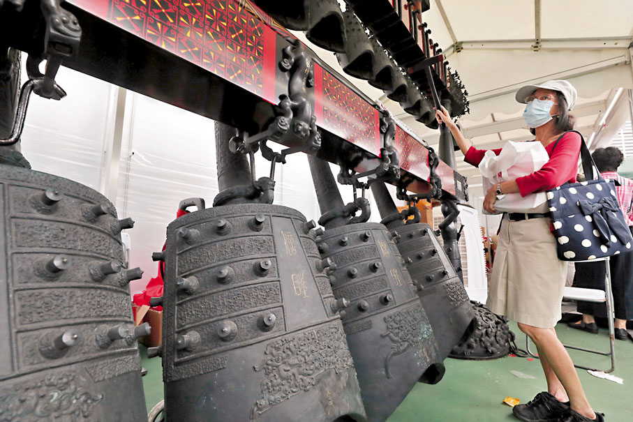 ◆市民參觀香港湖北社團總會攤位設置的編鐘。香港文匯報記者郭木又  攝