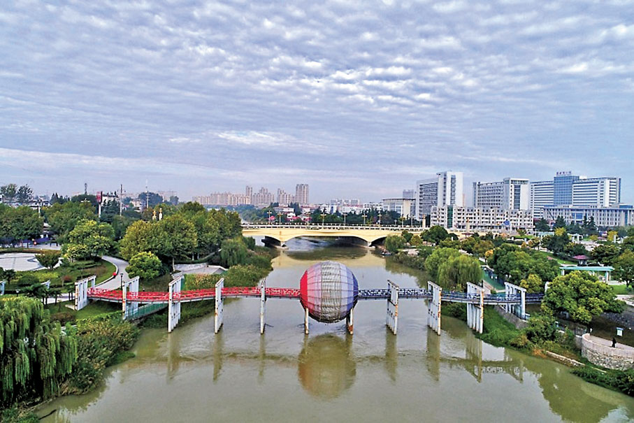 ◆ 江蘇淮安在古淮河上建起中國南北地理分界線標誌園，用紅藍色代表南北，成為當地景點。 作者供圖