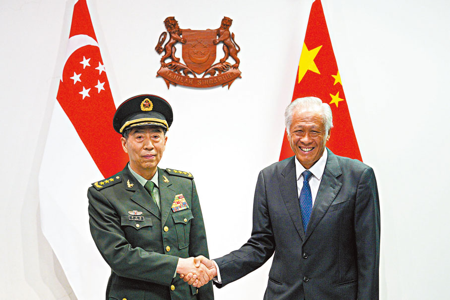 ◆ 李尚福（左）會前與黃永宏握手。美聯社