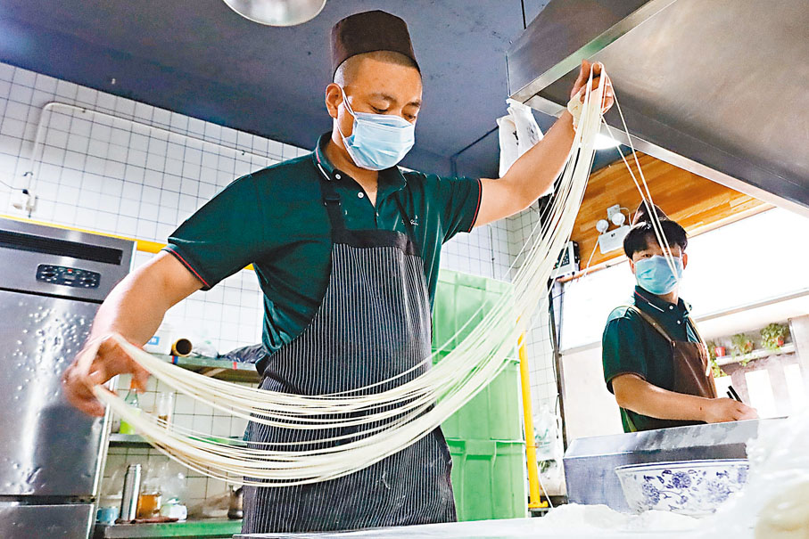◆拉麵師傅在蘭州市城關區舌尖尖牛肉麵美食坊拉麵。