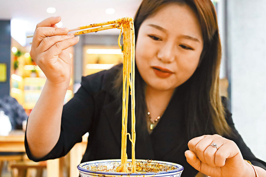 ◆顧客在蘭州市城關區的一家餐館吃蘭州牛肉麵。