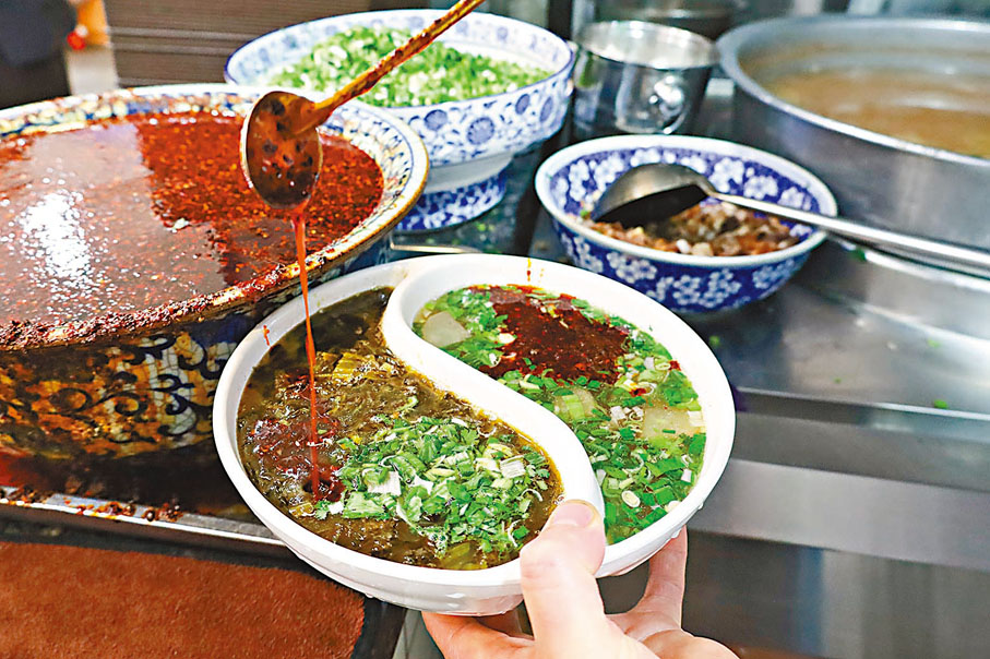 ◆在蘭州市城關區舌尖尖牛肉麵美食坊拍攝的「鴛鴦牛肉麵」產品。